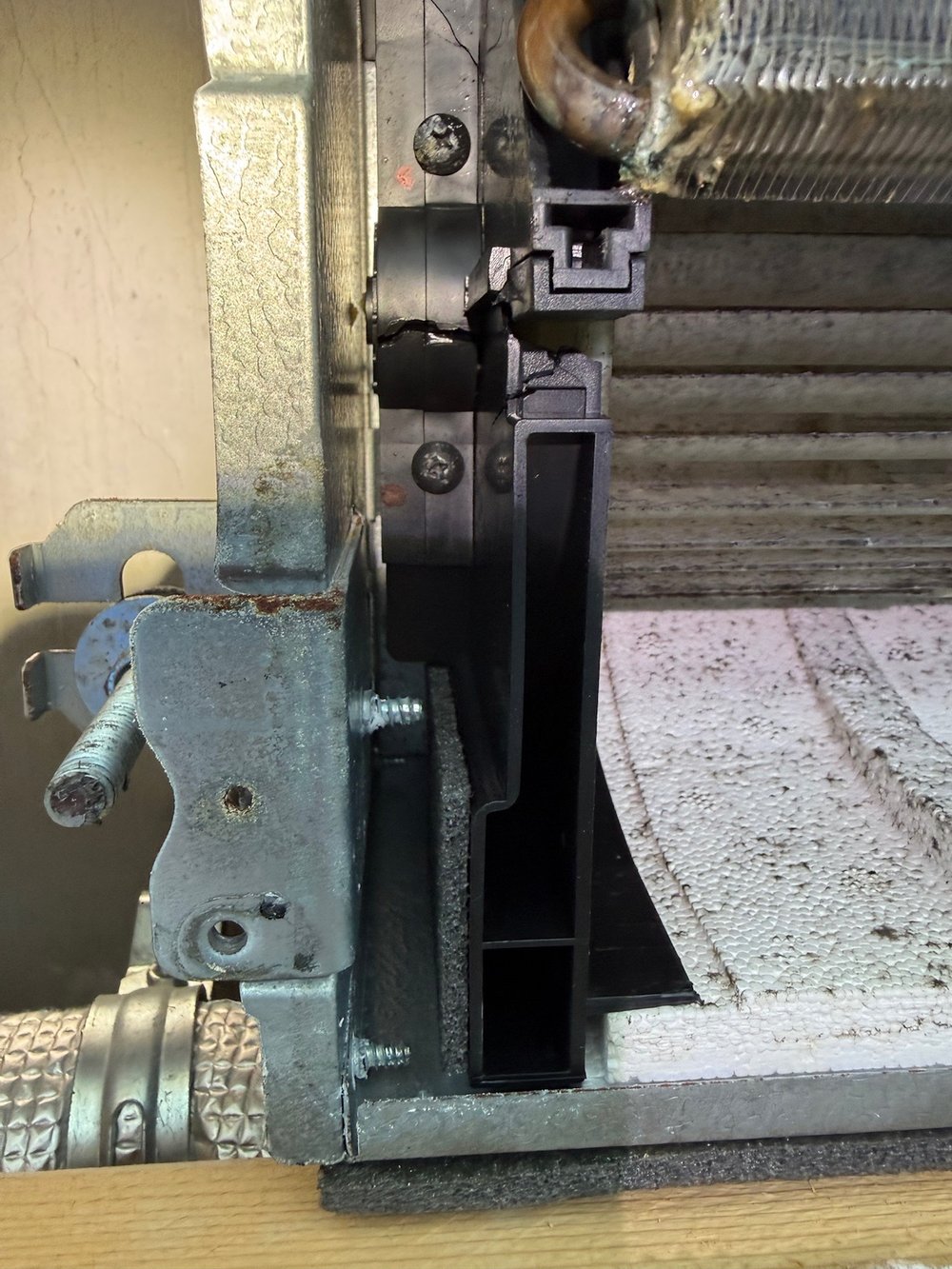 원룸 벽걸이 에어컨을 분해해 내부 열교환기를 드러낸 모습